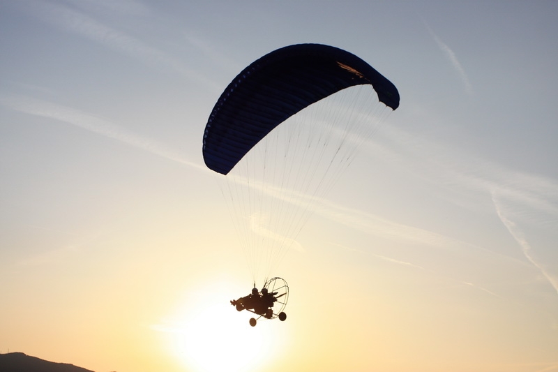 Tandem motoros siklóernyőzés